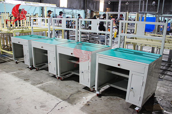 Bàn thao tác có ngăn tủ 